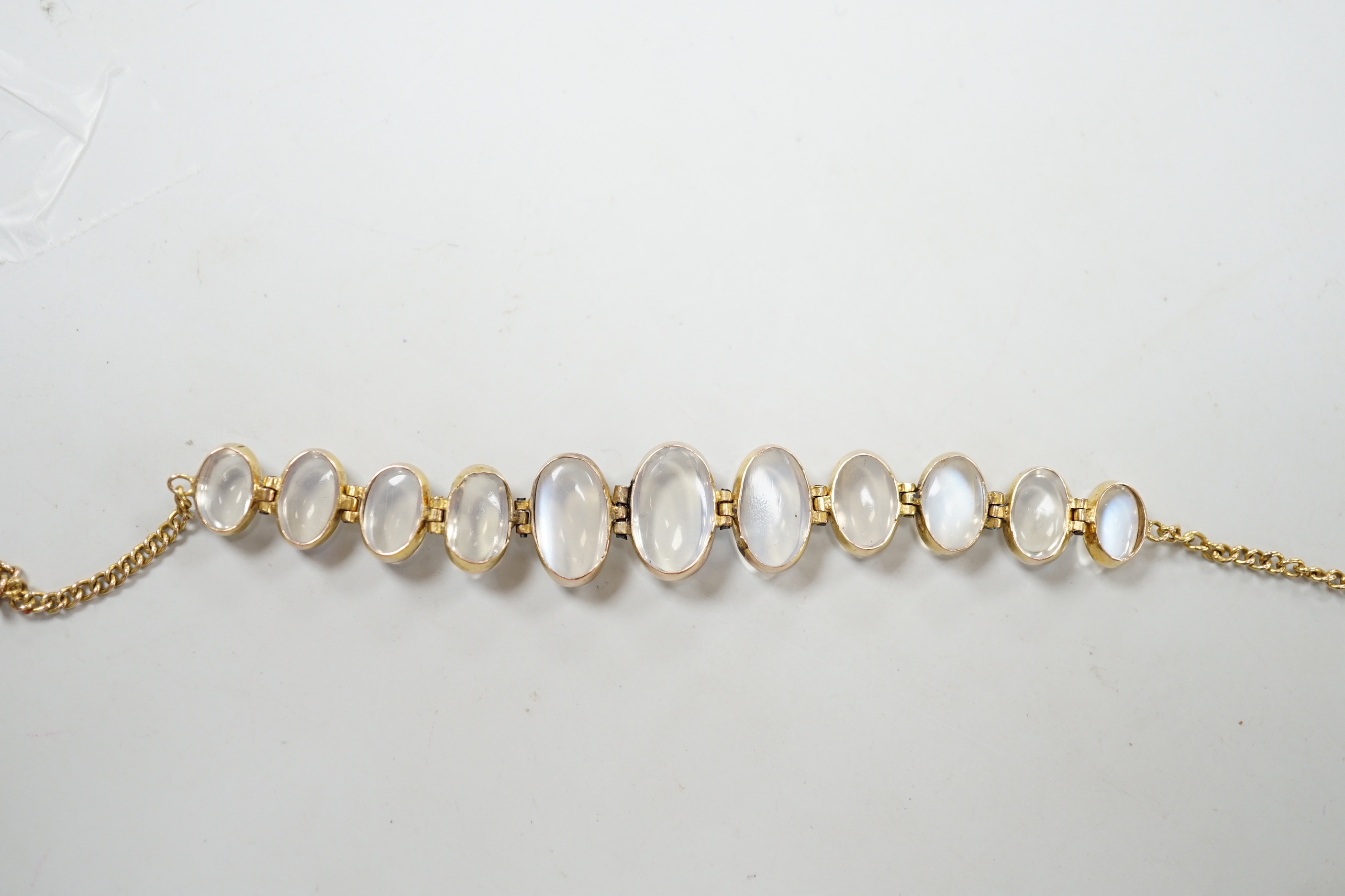 A 9ct and graduated oval cut moonstone set bracelet, 16cm, gross weight 5 grams.